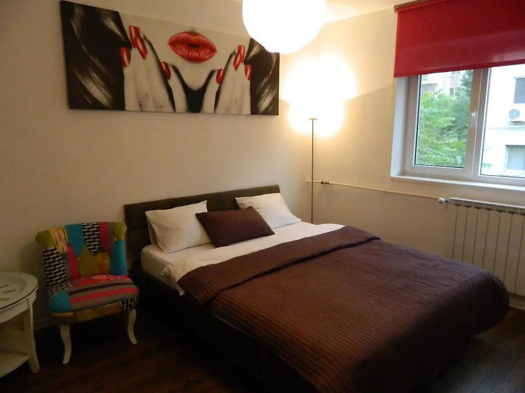 12 O'Clock Studio Bucharest Apartment